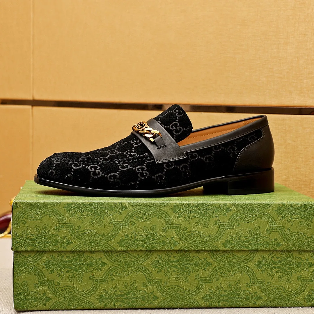 Men's shoes 💰460 💐 Product trademark: GUCCI "Gucci" casual leather shoes Regular size: 38-44 (45.46.47🉑️Customized) Product materials: Selected imported first-layer frosted calfskin embossed upper + classic hardware buckle, imported cowhide leather lining. Strong three-dimensional visual effect, combined outsole Color: 1⃣️color optional